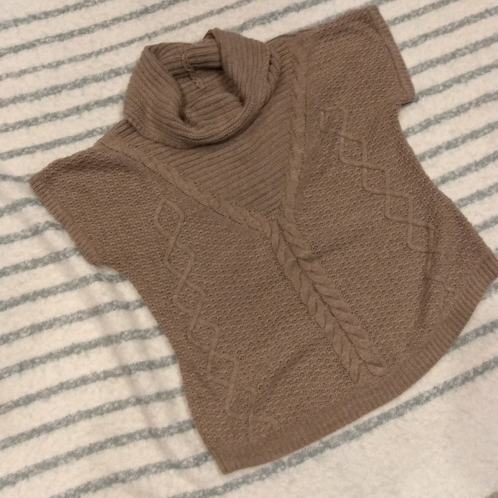 New York & Company Tan Short-Sleeve Sweater